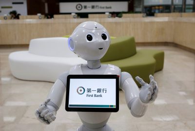 Robot SoftBank 'Pepper' terlihat di cabang First Bank sebagai penjaga menyambut nasabah di Taipei, Taiwan, 6 Oktober 2016 (Foto: REUTERS/Tyron Siu).