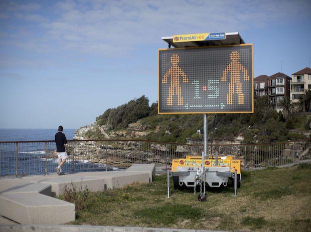 Tanda jarak sosial terlihat di Pantai Bondi di Sydney, Australia, Senin, 2 Agustus 2021. Lockdown Sydney telah diperpanjang tiga kali, dan ada risiko tidak akan dicabut seperti yang dijadwalkan saat ini pada 28 Agustus, mengingat Delta.  terus menyebar dan