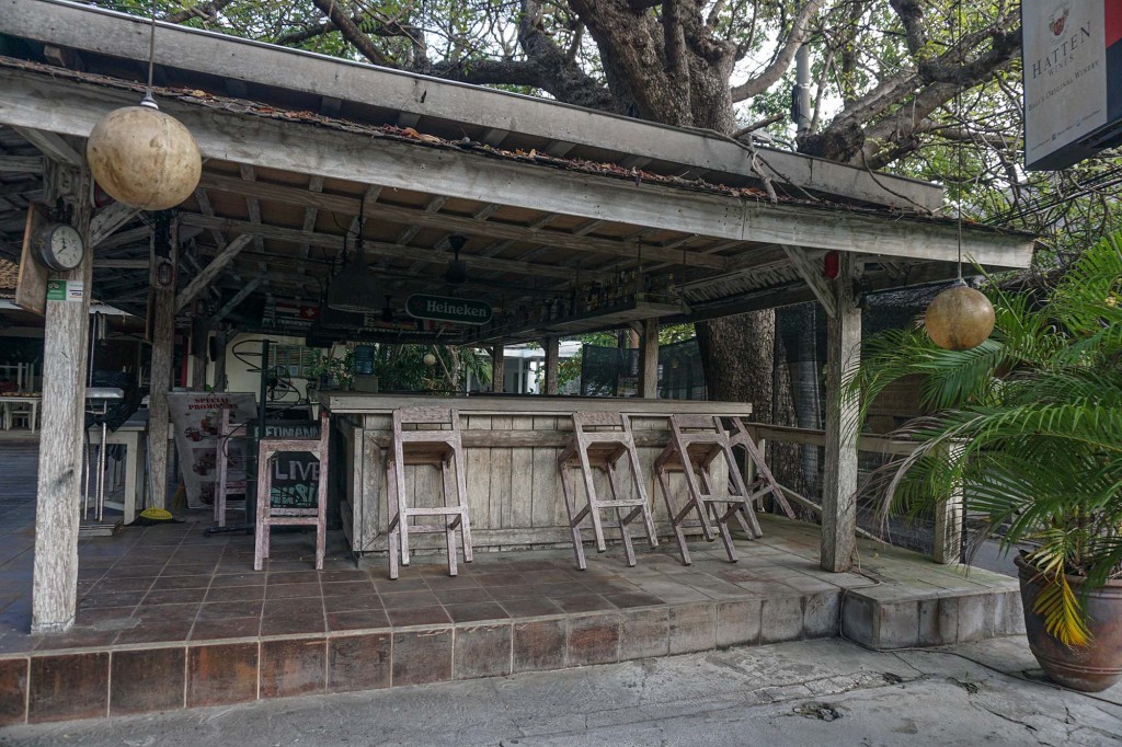 Kursi dan meja terlihat bertumpuk saat restoran tutup.