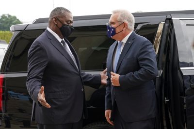 Menteri Pertahanan AS Lloyd Austin menyambut Perdana Menteri Australia Scott Morrison di Arlington, Virginia, 22 September 2021 (Foto: REUTERS/Kevin Lamarck).