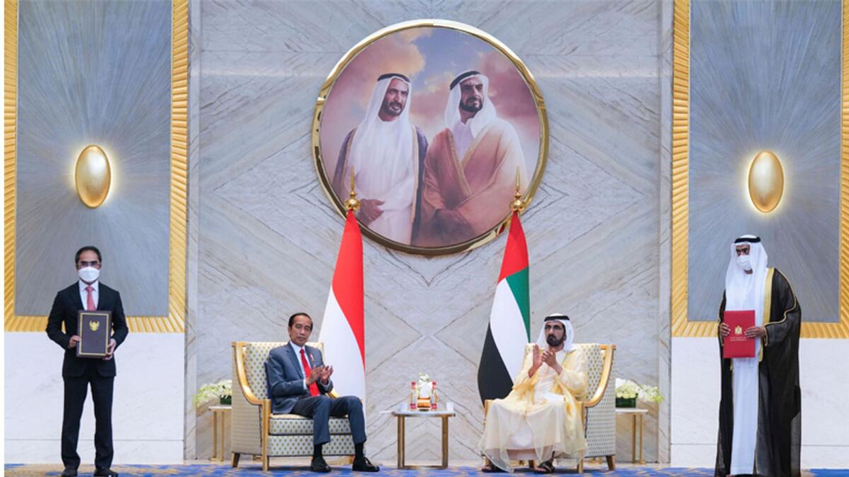 Yang Mulia Sheikh Mohammed bin Rashid Al Maktoum, Wakil Presiden dan Perdana Menteri UEA dan Penguasa Dubai, dengan Presiden Indonesia Joko Widodo pada hari Kamis.  Widodo telah tiba di Abu Dhabi sebagai bagian dari kunjungan tiga hari ke Uni Emirat Arab dan berencana untuk mengunjungi Paviliun Indonesia dan Paviliun UEA di Expo 2020 Dubai.  - um