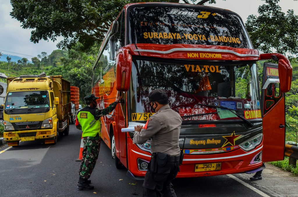 Indonesia mulai melarang perjalanan pada Idul Fitri karena beberapa mencoba untuk menghindari aturan |  Suara Amerika