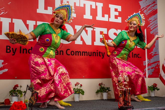 Penari menampilkan tarian tradisional Indonesia saat upacara potong pita dan grand opening Little Indonesia Cultural Center pada hari Sabtu 15 Mei 2021 di Somersworth.