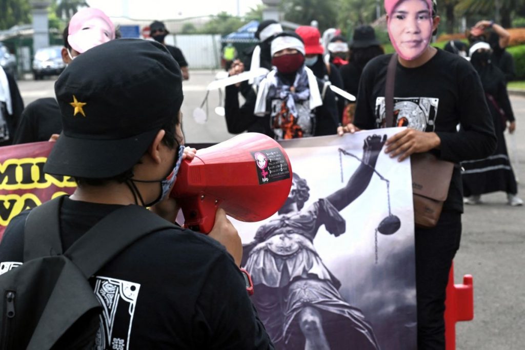 Para pekerja memprotes undang-undang ketenagakerjaan Indonesia pada unjuk rasa May Day