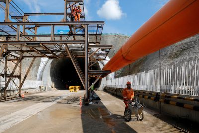 Seorang pekerja mendorong gerobak di lokasi pembangunan Terowongan Kereta Cepat Walini antara Jakarta Bandung di Kabupaten Bandung Barat, Provinsi Jawa Barat, Indonesia, 21 Februari 2019 (Reuters/Willy Kurniawan).