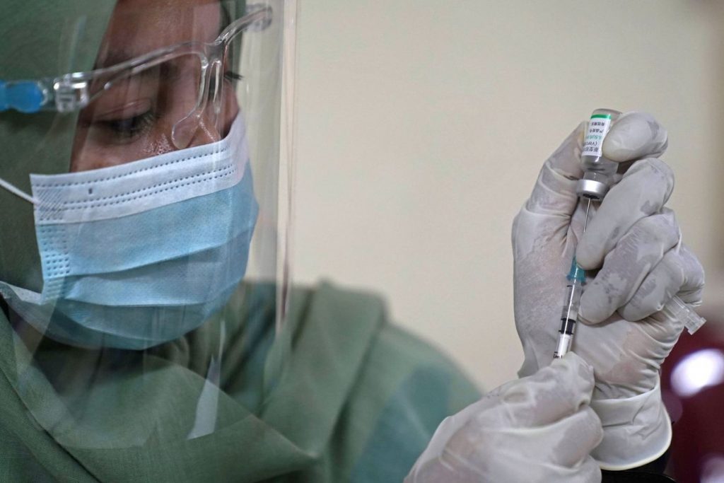 Indonesia berlomba untuk memvaksinasi satu juta vaksin per hari saat kasus meningkat
