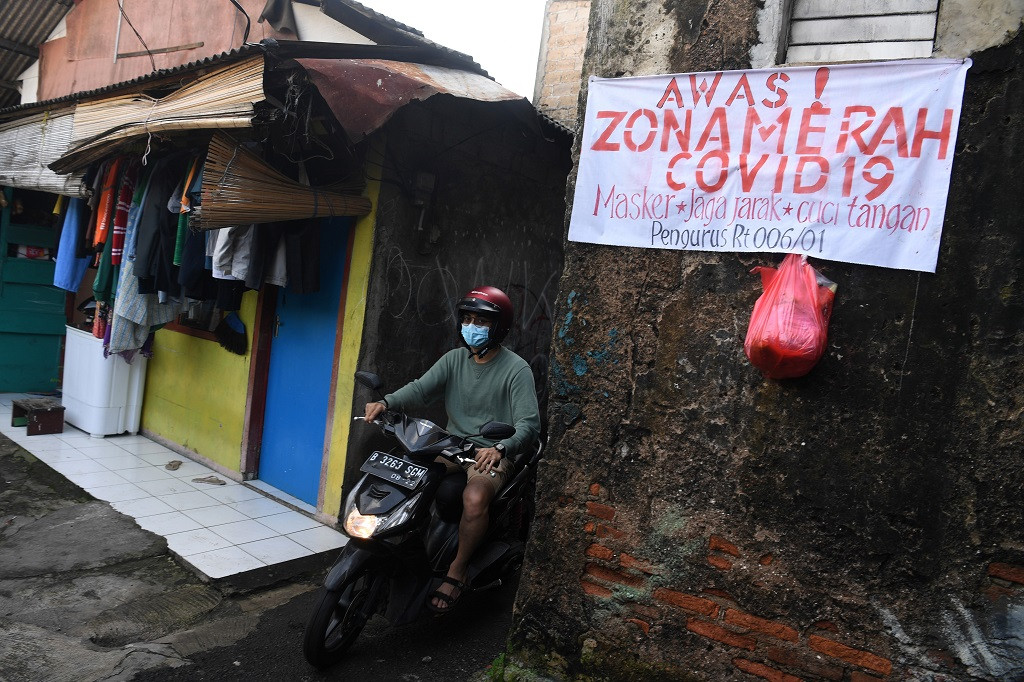 Indonesia umumkan pembatasan yang lebih ketat terhadap virus corona di tengah tekanan publik – Nasional