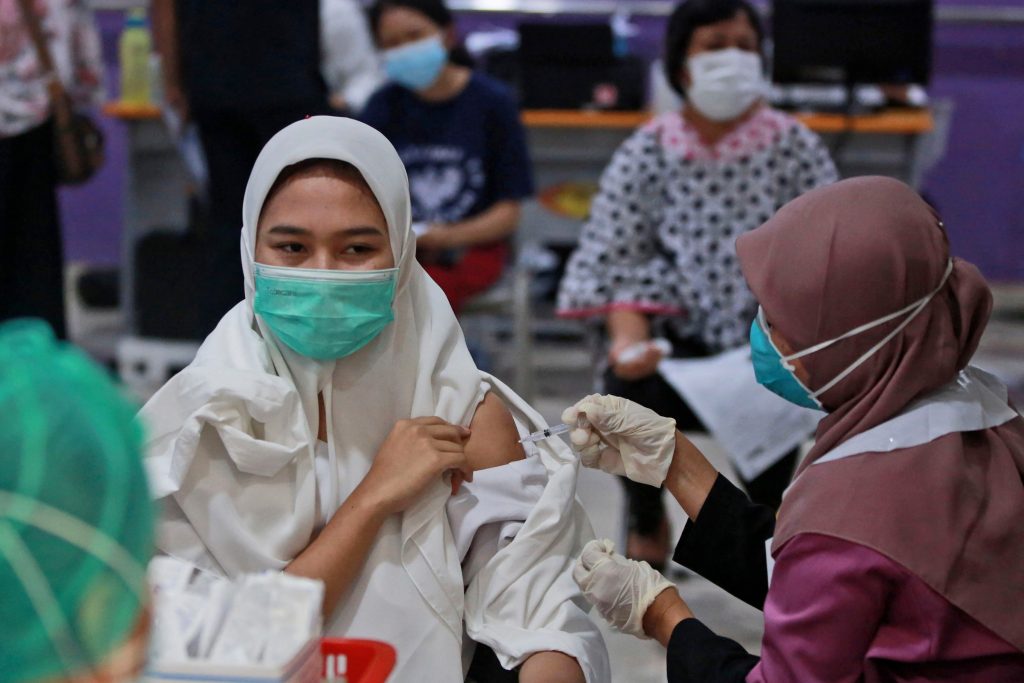 Vaksin Moderna untuk Kapal AS ke Indonesia di Tengah Lonjakan COVID-19 |  Suara Amerika