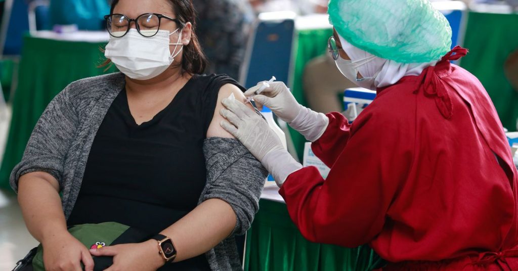 Indonesia mempertimbangkan pembatasan yang lebih luas saat krisis virus corona semakin dalam