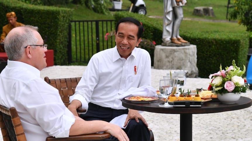 Perdana Menteri Scott Morrison duduk bersama Presiden Indonesia Joko Widodo.
