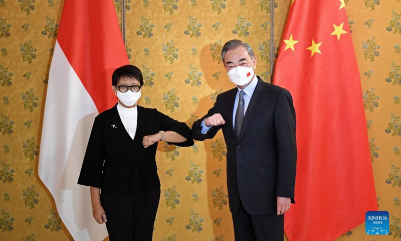 Penasihat Negara dan Menteri Luar Negeri China Wang Yi bertemu dengan Menteri Luar Negeri Indonesia Retno Marsudi di Roma, Italia, 29 Oktober 2021.