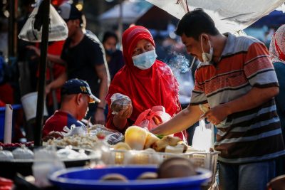 Seorang wanita memakai masker pelindung untuk mencegah penyebaran COVID-19 di pasar tradisional, Jakarta, Indonesia, 1 Maret 2021 (Foto: Reuters/Willy Kurniawan).