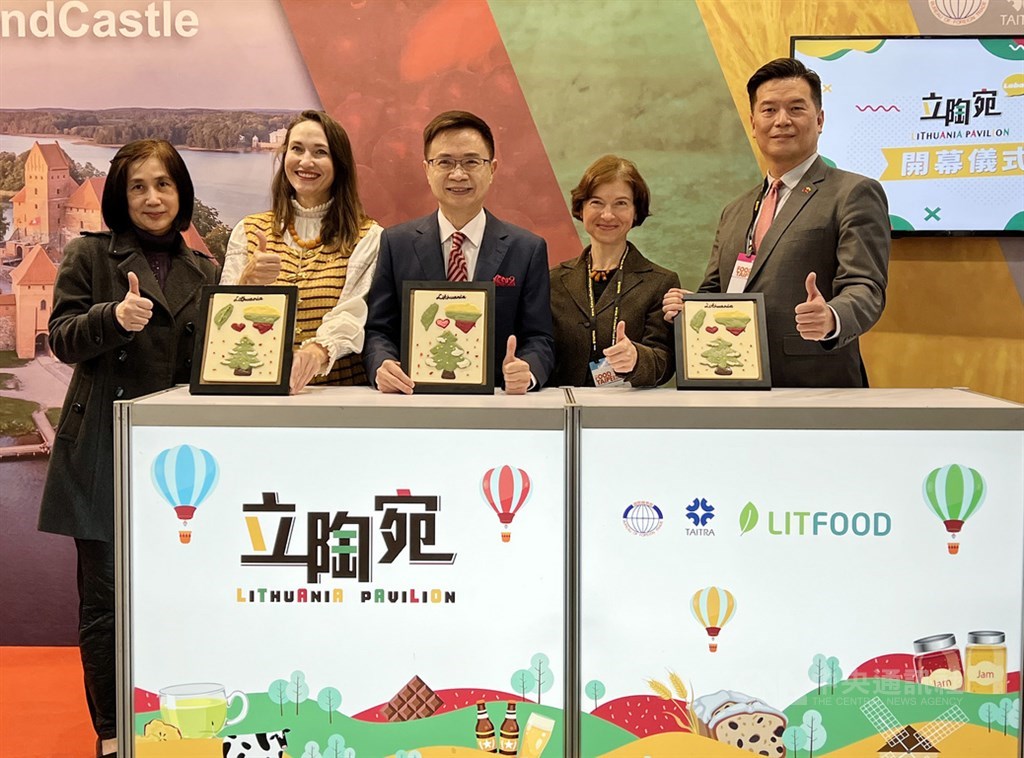 TAITRA Chairman James C. F. Huang (center) attends the opening of the Lithuanian pavilion at the Food Taipei trade show. CNA photo Dec. 22, 2021