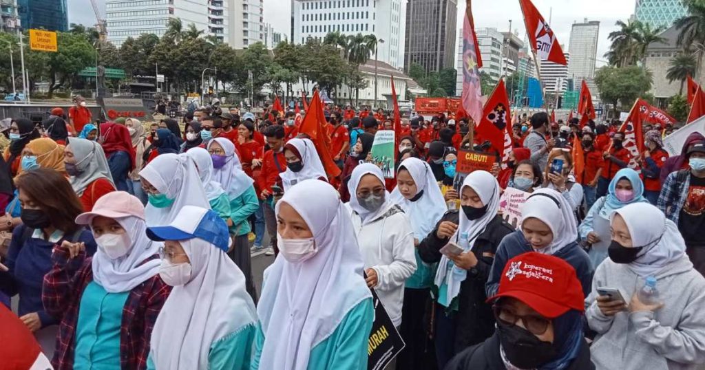 Perusahaan dan Serikat Pekerja Indonesia dalam Permainan Penantian Setelah Hukum Ketenagakerjaan Ditetapkan |  hak buruh