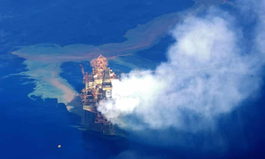 Tumpahan minyak dari anjungan Montara di Laut Timor pada September 2009.