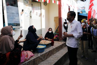 Presiden RI Joko Widodo berbincang dengan warga setempat saat meninjau program vaksinasi massal dari rumah ke rumah di Tarakan, Provinsi Kalimantan Utara, Indonesia, 19 Oktober 2021 (Foto: Reuters/Willy Kurniawan).