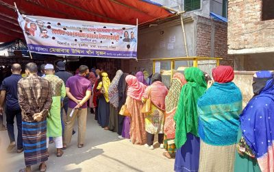 Orang-orang menunggu vaksinasi Covid-19 di Nagar Matri Sadan Khilgaon di Bangladesh (Foto: Tahseen Ahmed/Pacific Press/Sipa USA via Reuters).