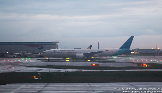 Garuda Indonesia Boeing 777-300ER, foto - kelas ekonomi dan seterusnya