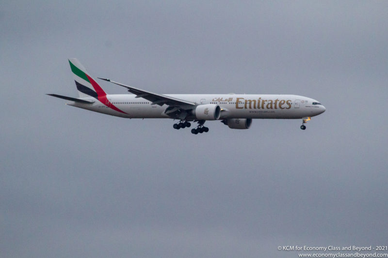 Emirates Boeing 777-300ER dalam perjalanan ke Chicago O'Hare - foto, kelas ekonomi, dan seterusnya