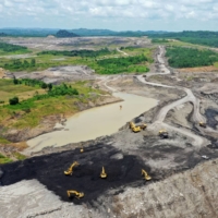 Tambang batubara di Kutai Kartanegara, Kalimantan Timur, Indonesia.  Di daerah penghasil batu bara, termasuk provinsi Kalimantan Timur, yang menyumbang hampir setengah dari output nasional, sekitar sepertiga dari pertumbuhan ekonomi lokal disumbangkan oleh batu bara.  |  Bloomberg