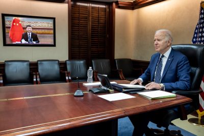 Presiden AS Joe Biden berbicara dengan Presiden China Xi Jinping melalui panggilan telepon, Washington, AS, 18 Maret 2022 (Foto: Reuters/YPRESS).