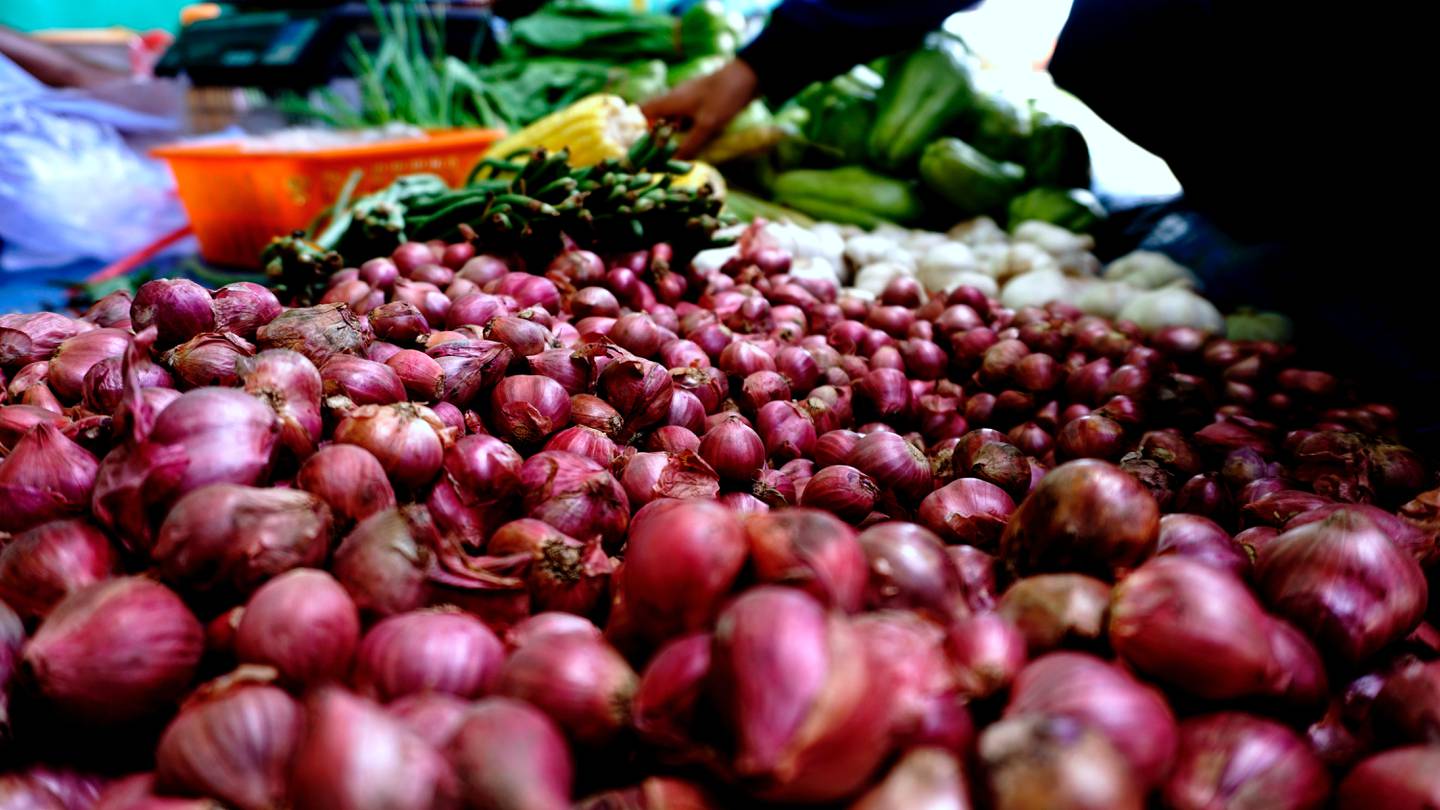 Bawang merah dijual di sebuah pasar di Kalimantan Timur.  Mohamed Abdel Meguid / Unsplash