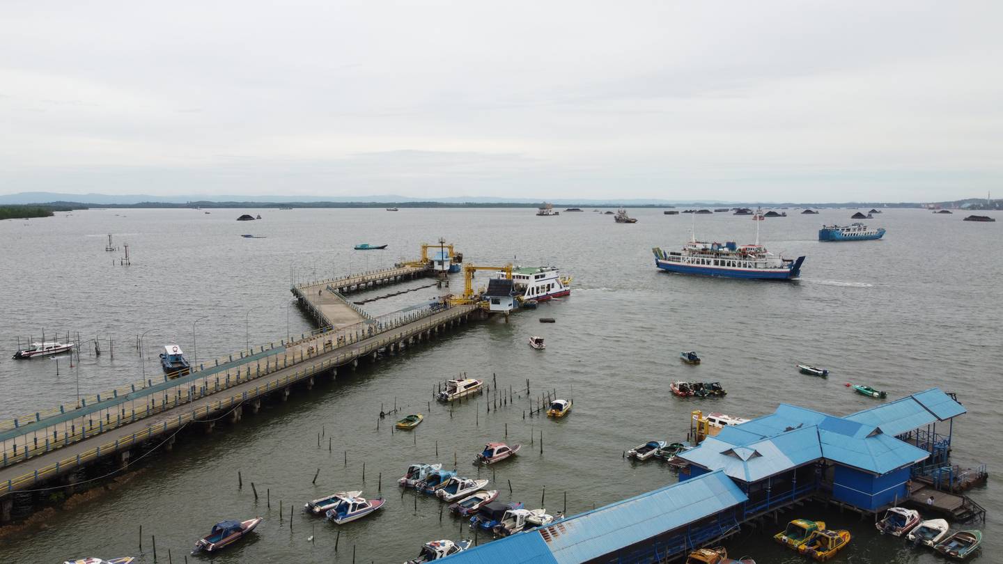 Pelabuhan di Penajam Kabupaten Paser Utara.  Pengunjung dapat naik perahu motor atau feri untuk mencapai daerah tersebut dari Balikpapan, sebuah kota besar di Provinsi Kalimantan Timur, Indonesia.  Foto: Syahruddin