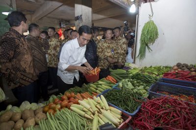 Presiden RI Joko Widodo membeli wortel saat berkunjung ke pasar di Jakarta, 28 Februari 2015 (Foto: Reuters/Antara Foto/Widodo S Yusuf).