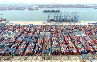 Pemandangan udara menunjukkan kontainer dan kapal kargo di Pelabuhan Qingdao di Provinsi Shandong, China, 9 Mei 2022 (Foto: Reuters/China Daily).