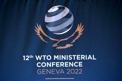 Gambar logo di kantor pusat Organisasi Perdagangan Dunia (WTO) sebelum Konferensi Tingkat Menteri (MC12) di Jenewa, Swiss, 12 Juni 2022 (Foto: Reuters/Denis Balibous).