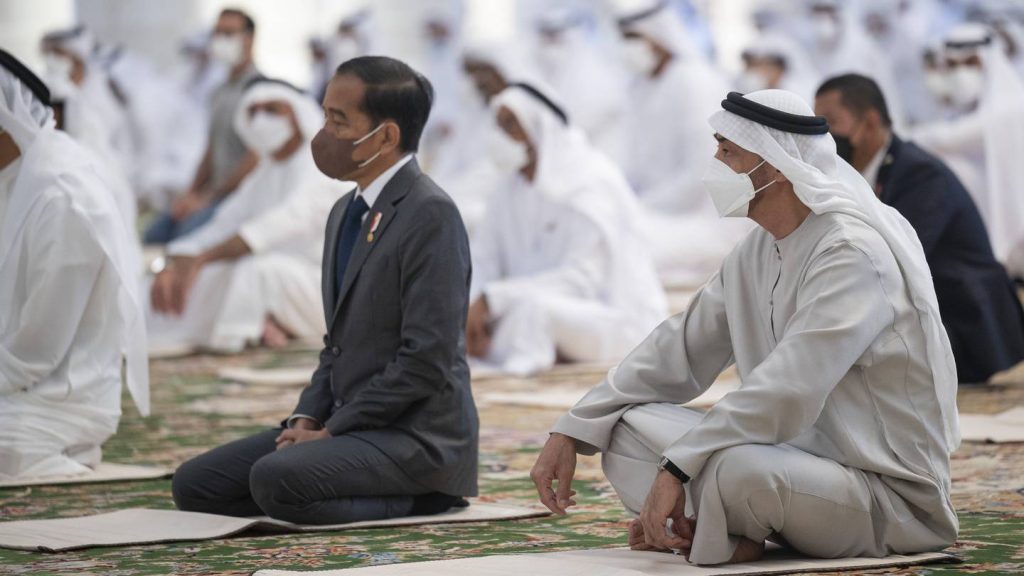 Presiden Sheikh Mohammed melakukan salat Jumat bersama Widodo Indonesia