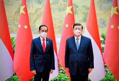 Presiden Indonesia Joko Widodo dan Presiden China Xi Jinping berfoto bersama dalam pertemuan mereka di Beijing, China, 26 Juli 2022 (Foto: Reuters/Lily Rachev/Istana Kepresidenan Indonesia).