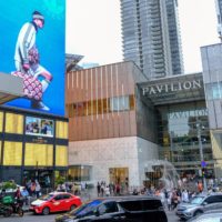 Pusat perbelanjaan Pavillion di distrik Bukit Bintang Kuala Lumpur, pada bulan Juni.  Asia Tenggara khususnya menunjukkan ketahanan makroekonomi, dengan PMI manufaktur menunjukkan ekspansi di negara-negara tersebut, berbeda dengan kontraksi di Korea Selatan dan Taiwan.  |  Bloomberg