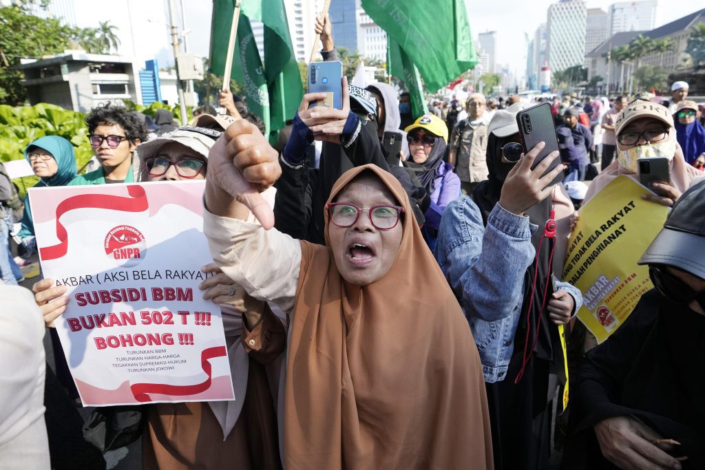 Muslim konservatif memprotes kenaikan harga bahan bakar di Indonesia