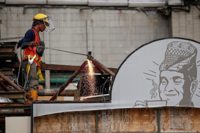 Seorang pekerja menggunakan obor saat bekerja di lokasi renovasi sebuah mal di Jakarta, Indonesia, 30 Oktober 2020 (Foto: Reuters/Willy Kurniawan).