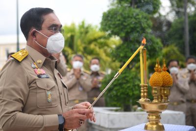 Perdana Menteri Thailand Prayut Chan-ocha melakukan doa di sebuah kuil di Kementerian Dalam Negeri di Bangkok, Thailand, 3 Oktober 2022 (Foto: Reuters/Shalin Thirasupa).