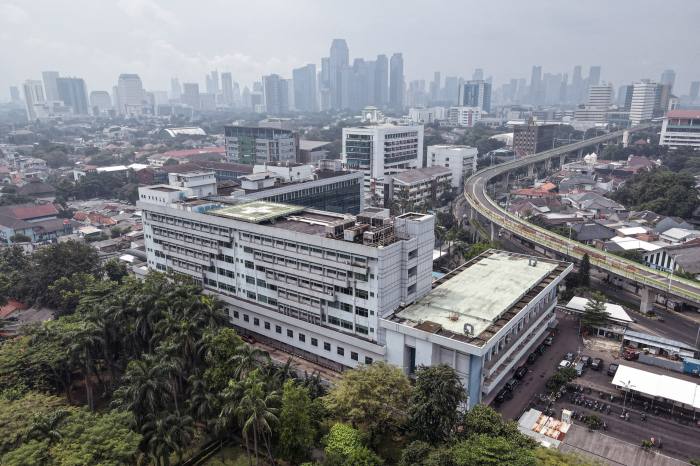 Tampak atas gedung rumah sakit pusat Pertamina Corporation milik negara di Jakarta