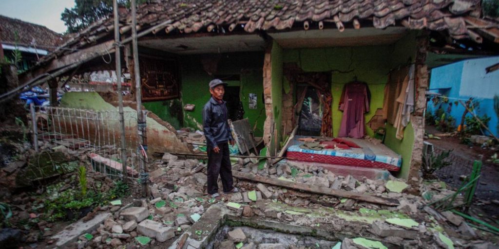 Lebih dari 160 orang tewas dalam gempa bumi di Indonesia dan ribuan rumah hancur