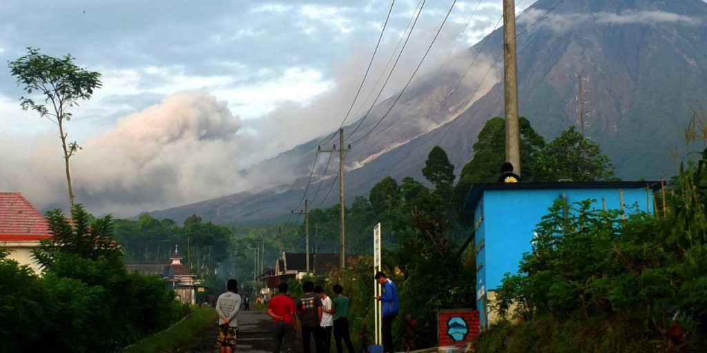 Indonesia meningkatkan kewaspadaan gunung berapi ke level tertinggi setelah letusan Semeru